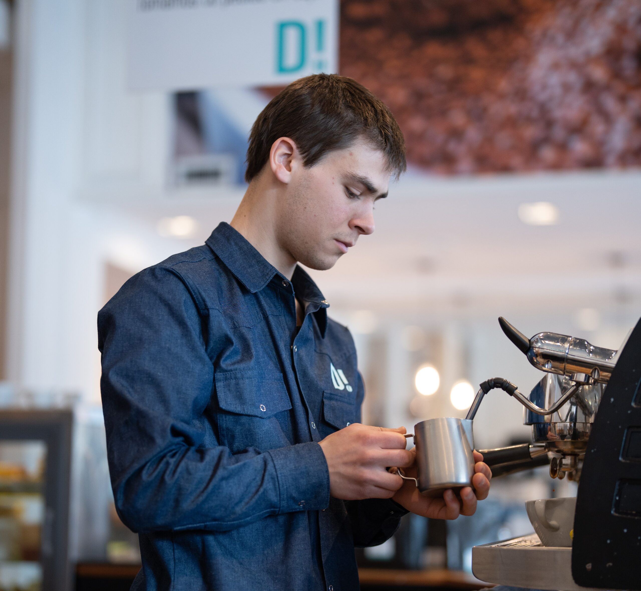 barista calentando leche en una máquina de espresso