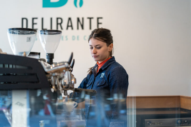 Barista preparando un espresso en la barra de Café Delirante