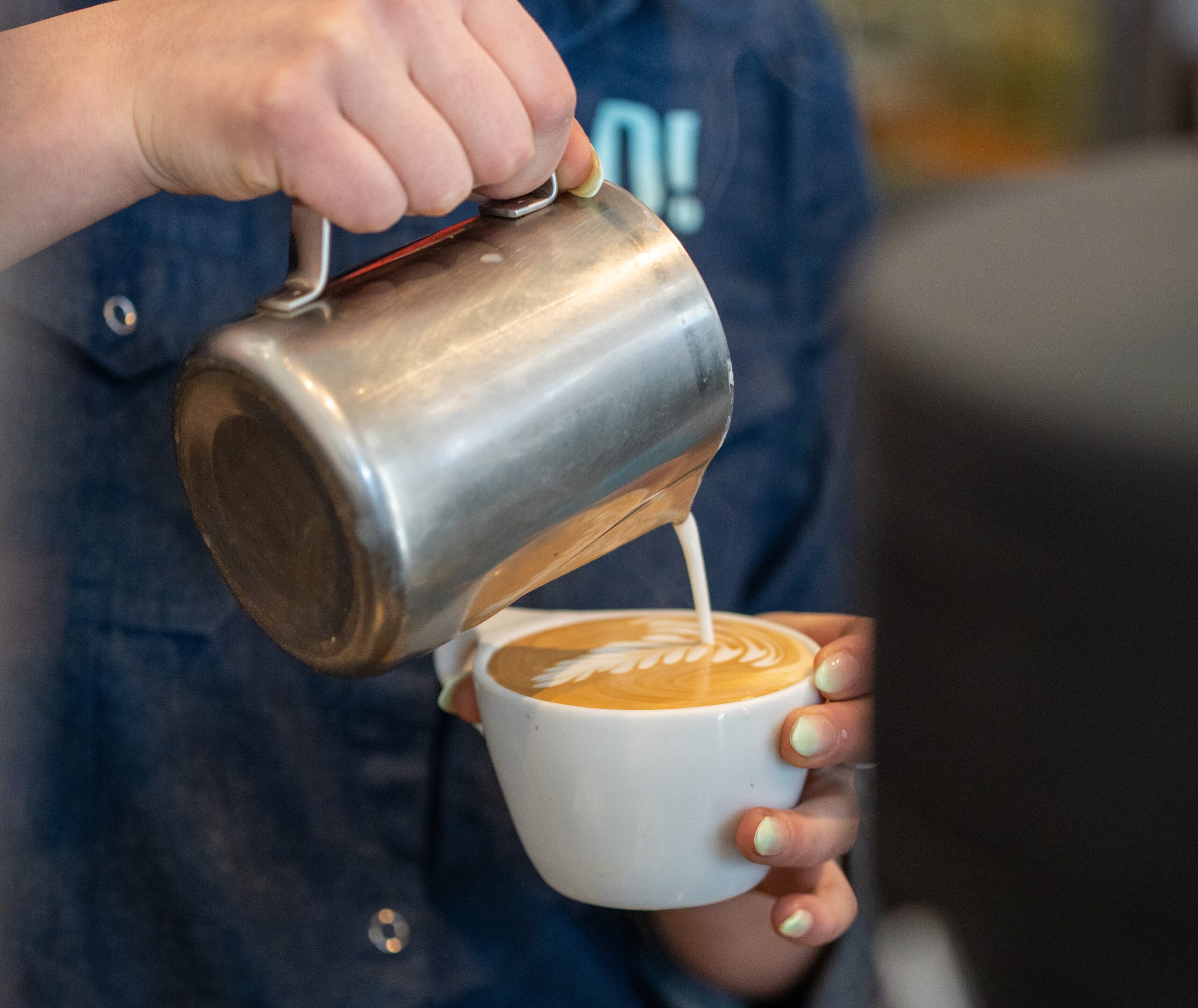 barista haciendo arte latte