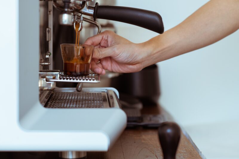 barista extracción de espresso en una máquina de café 