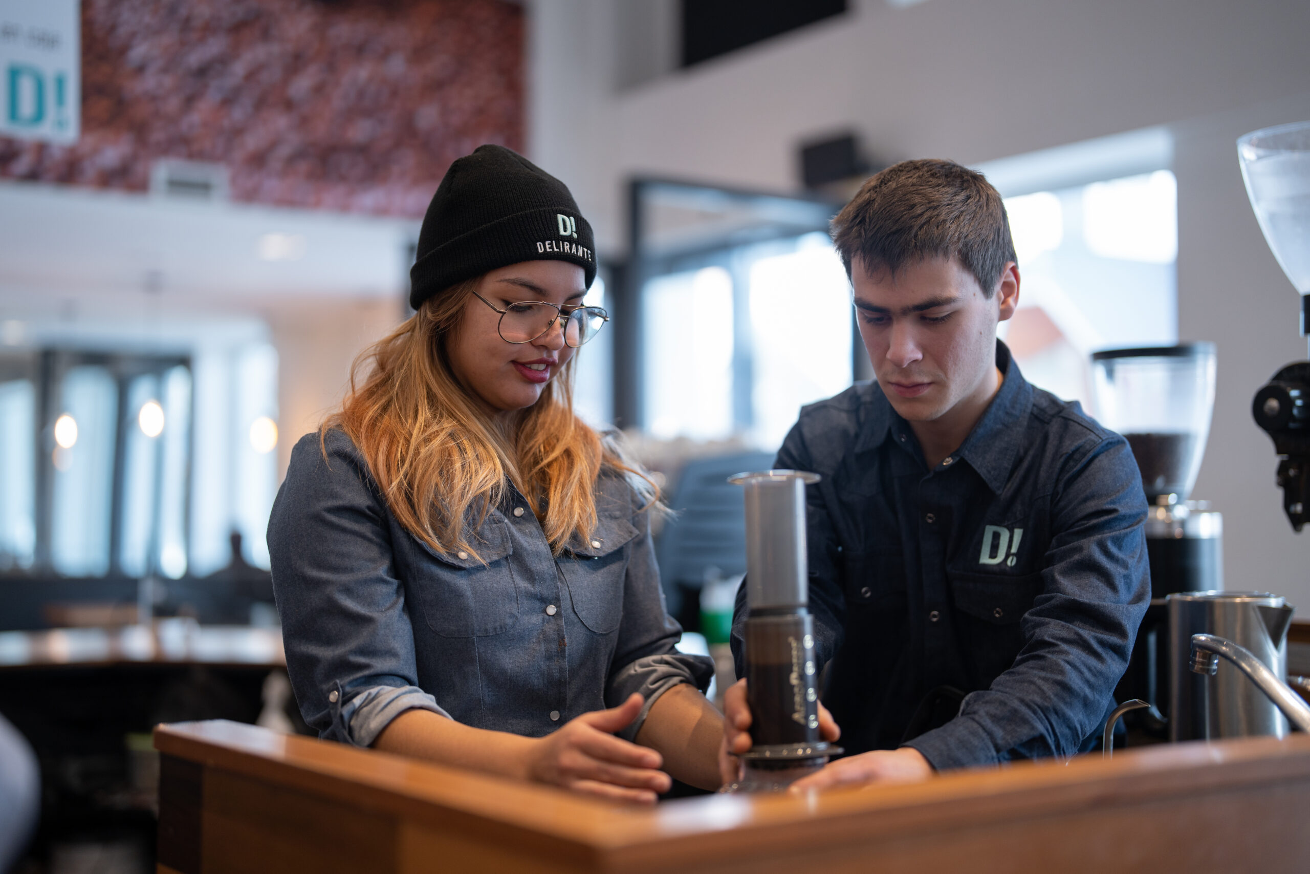 baristas preparando una aeropress en cafe delirante
