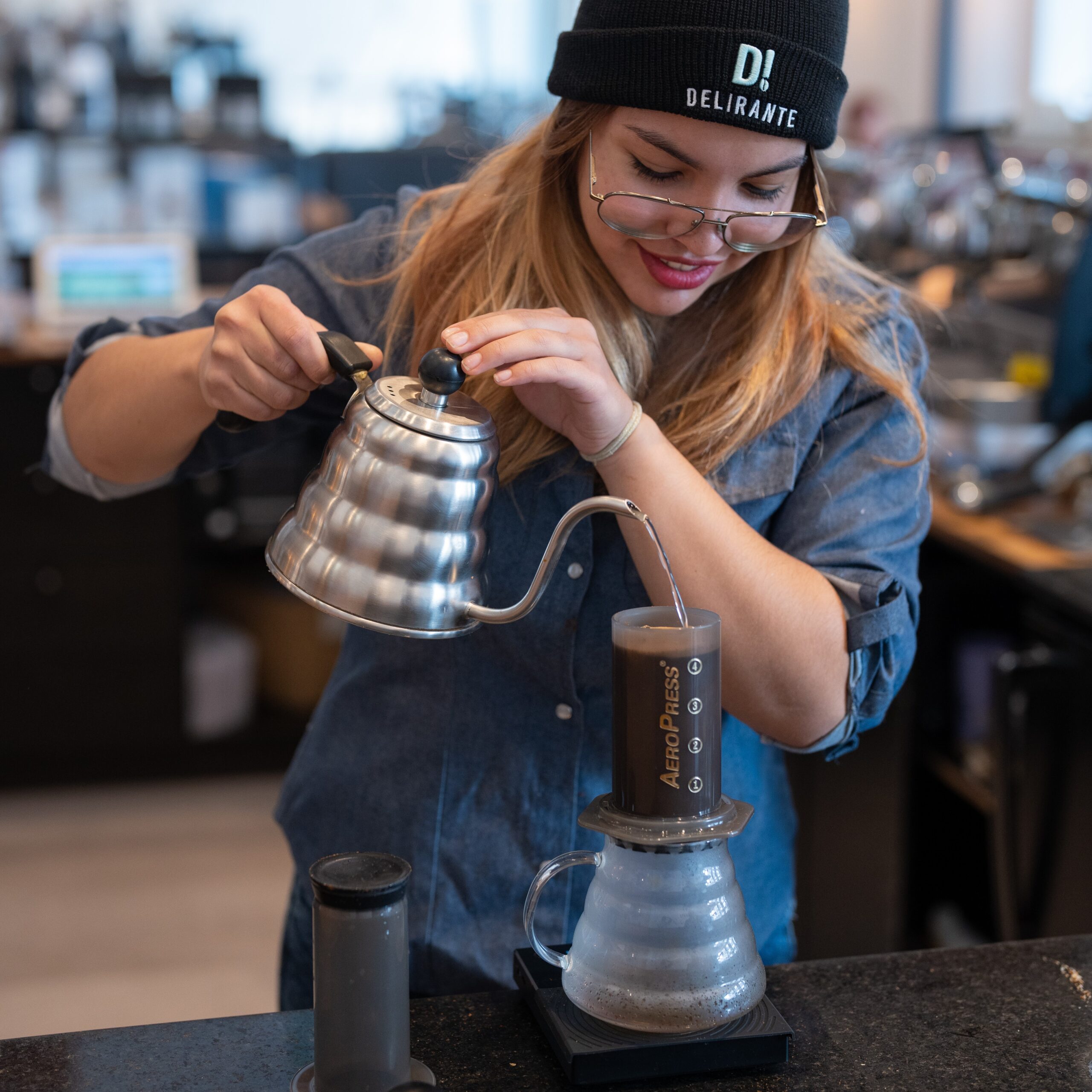 barista preparando café en aeropress - café delirante bariloche