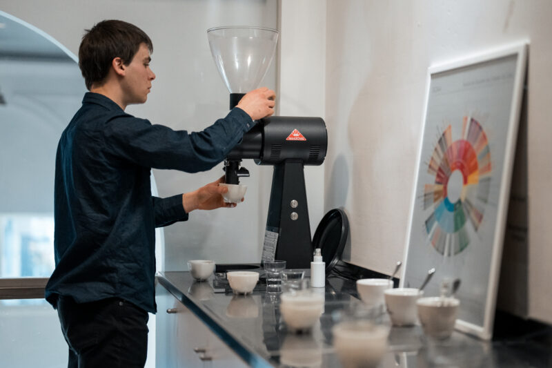 barista moliendo café
