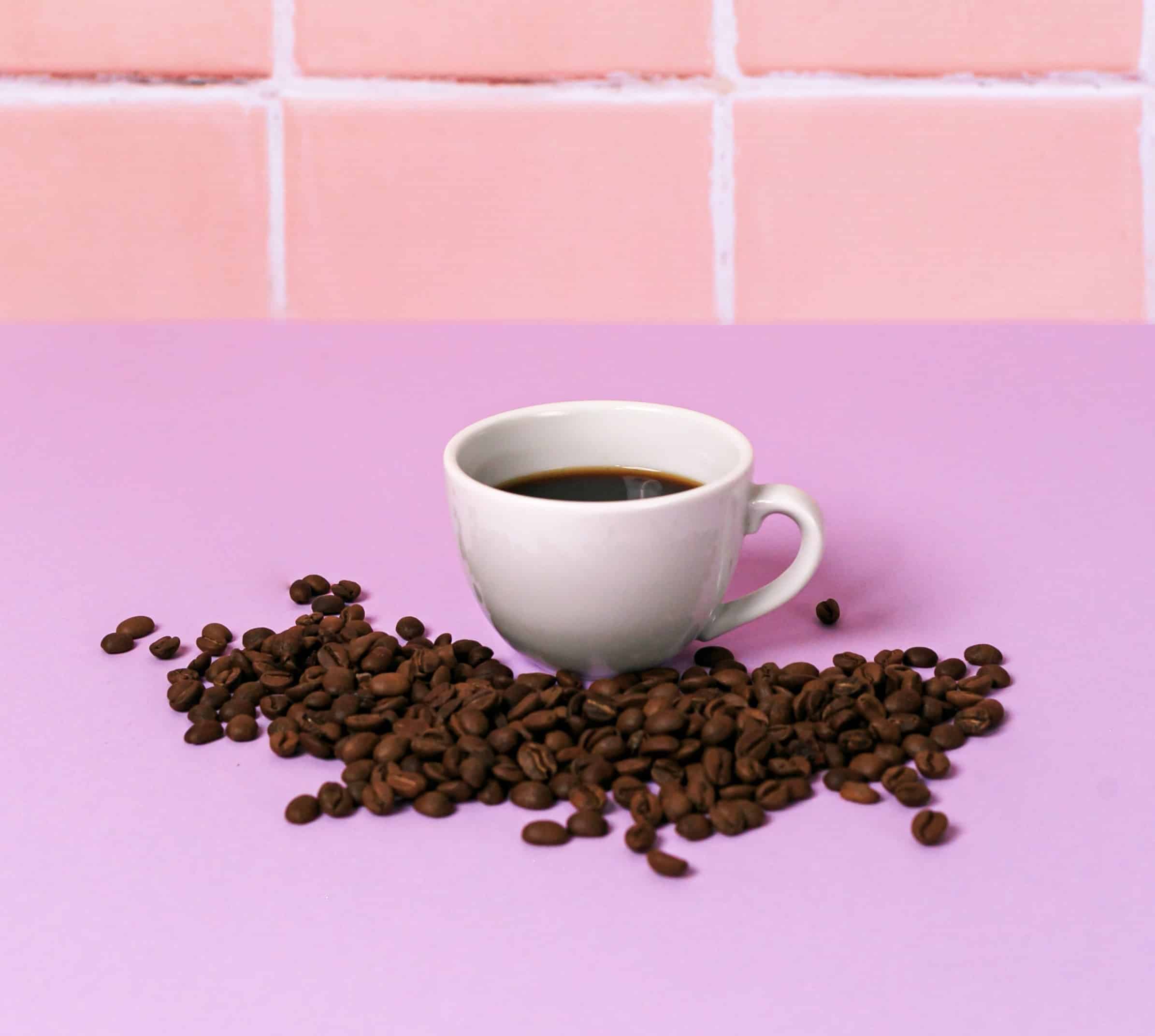 taza de café delirante en fondo rosa pastel