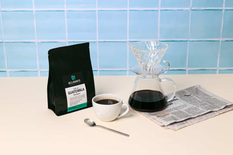 café Delirante Guatemala filtrado en v60, taza de café junto a un diario