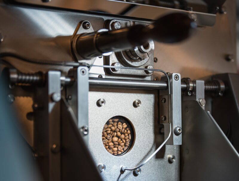 máquina tostando café 