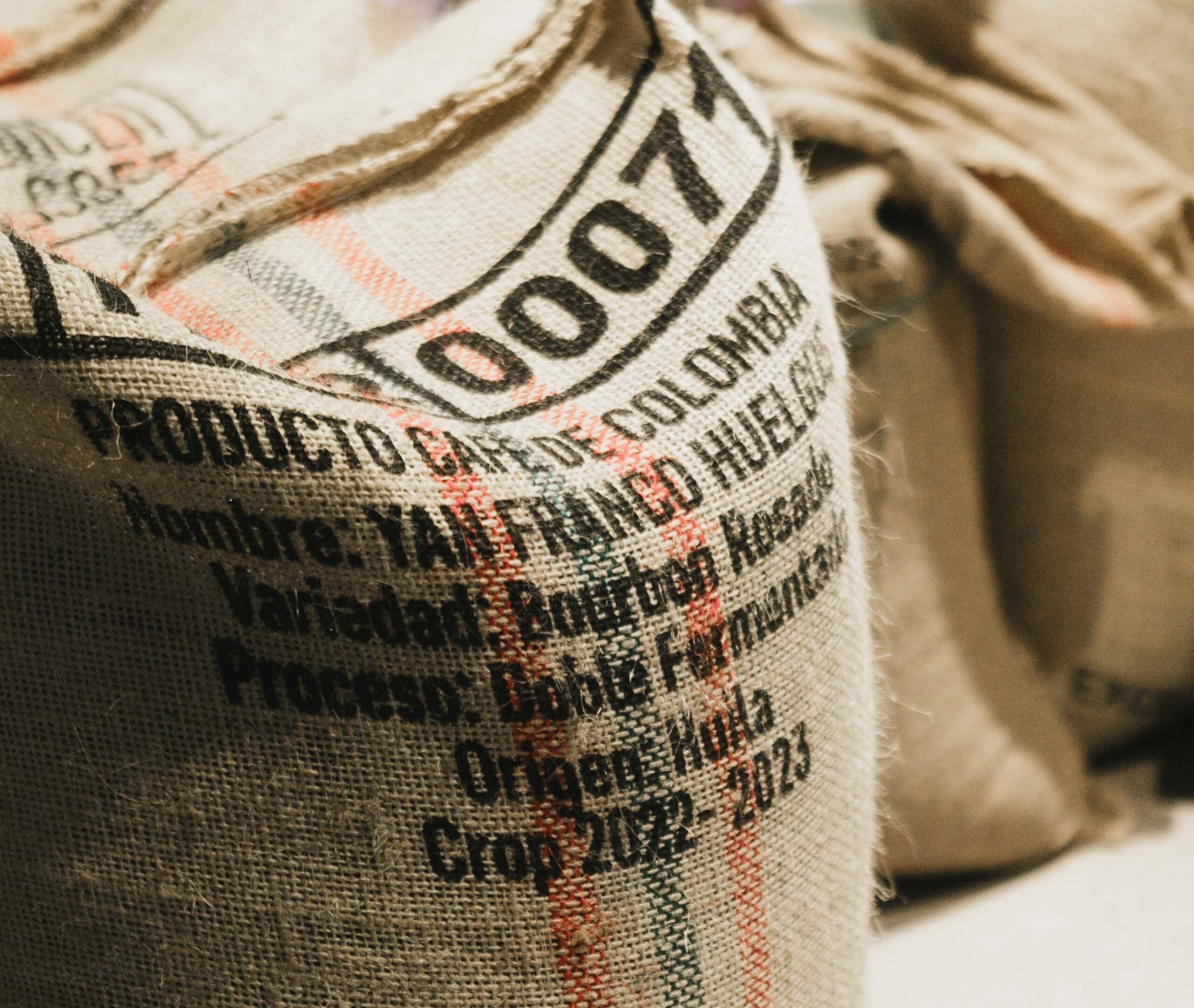 saca con granos de café verdes de colombia
